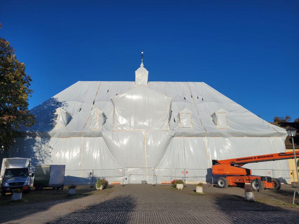 Eingepacktes Torhaus Gestüt Graditz im Sonnenlicht