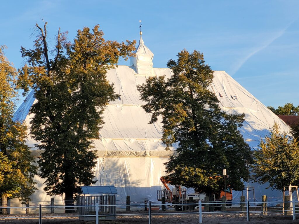 Eingepacktes Torhaus Gestüt Graditz im Sonnenlicht